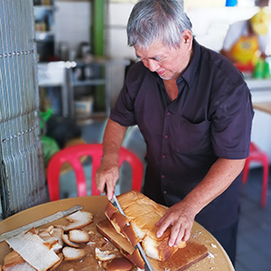 ロティ・ハイナムの職人芸　Roti Hainan @ Lung Ann Refreshments Melaka　隆安茶室「海南麵包」