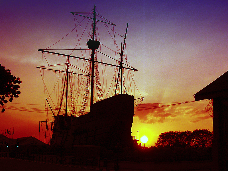 年に2回、帆船に絡む夕陽が撮れる絶好ポイント