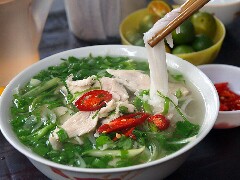 ベトナムのハノイで有名なフォーの店にて