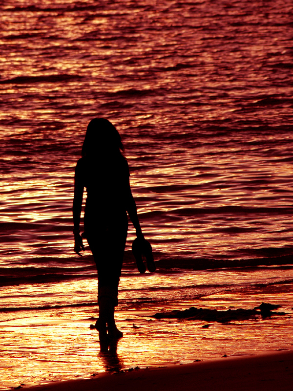 夕暮れ前の海風と夕陽と女の子