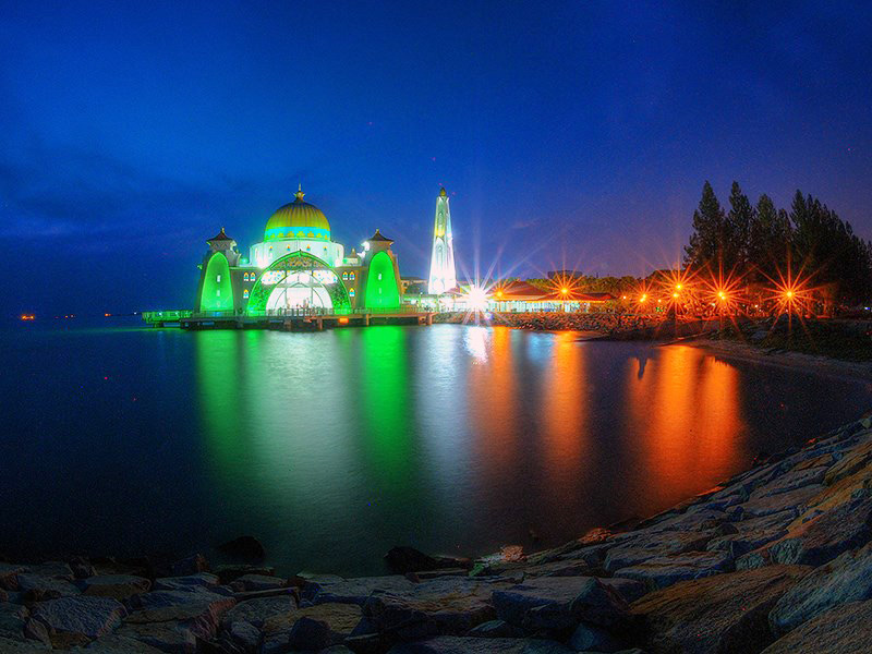 マジックアワーのマラッカ水上モスク　The night view of a Malacca Straits Mosque.