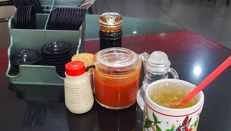 Tangkak Beef Noodle 朱い汁は特製チリソース、透明の液体は酢です。小さな取り皿にチリと、醤油をミックスさせて酢を好みで添加します。
