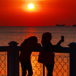 日没まであと7分半　マラッカ海峡に沈みゆく夕陽