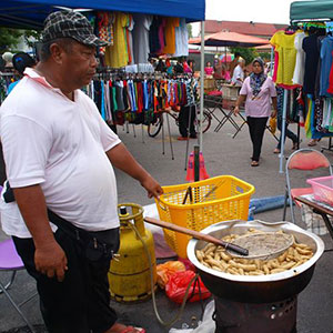 イカン・クロポッ（Ikan keropok）とは、魚のせんべい。揚げたてアツアツが美味いぞ！