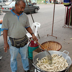イカン・クロポッ　魚のすり身を乾燥させて、椰子油で揚げるとカラッと煎餅になります