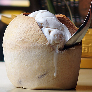 ココナッツアイスクリームはBikini Toppings Cafe自家製なり