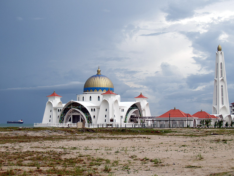 プラウ・マラッカ（マラッカ人工島後編）の海上に建つモスク