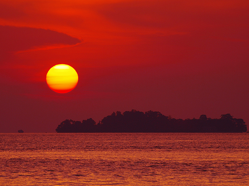 マラッカ海峡に浮かぶプラウ・ウペ島に沈む夕陽