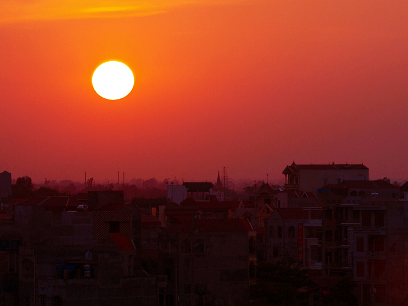 ベトナムの首都ハノイ郊外のバクニンに沈む夕陽