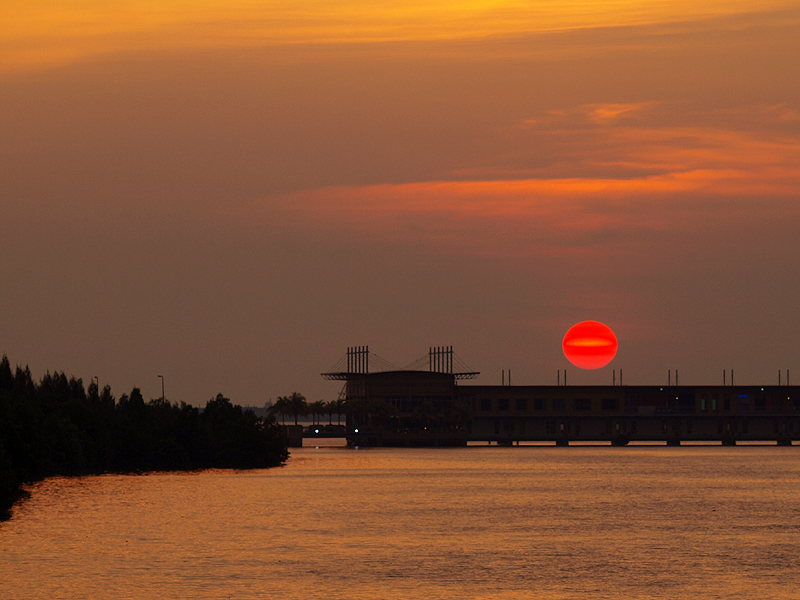 夏至の頃でも市内からマラッカ海峡に沈む夕陽を狙える撮影ポイント