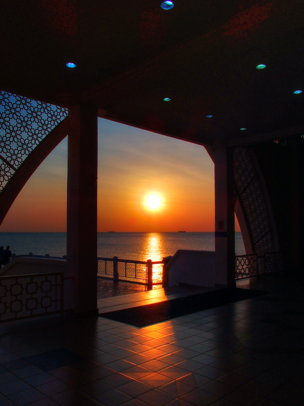 幾何学模様のシルエットが美しい水上モスクの夕陽