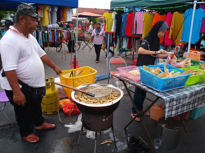 イカン・クロポッ（Ikan keropok）とは、魚のせんべい。揚げたてアツアツが美味いぞ！