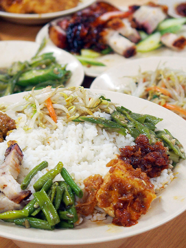 驰名老李炭烧烧腊饭店（Bunga Raya BBQ Pork）の経済飯（Economy rice）と叉焼飯（BBQ Pork Rice）