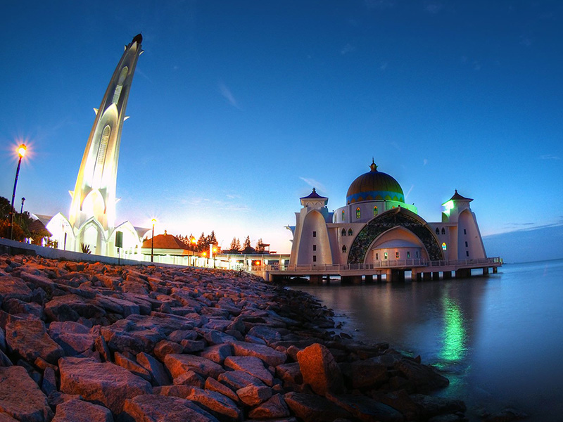夜明け前の水上モスク Dawn at Malacca Straits Mosque