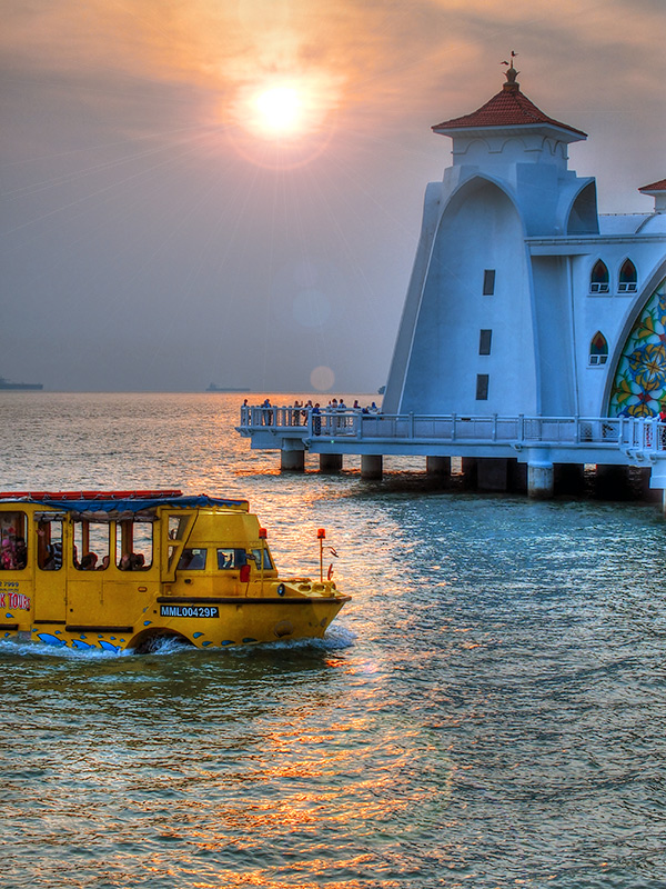 マラッカ海峡に沈む夕日をダックツアーで見学しよう　Sunset over the Straits of Malacca by Duck Tour.