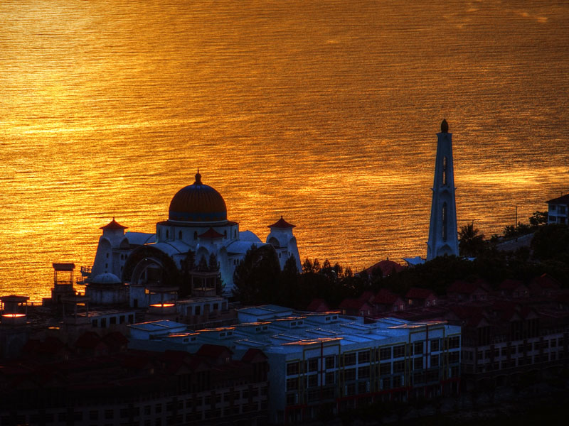 黄金色に輝く海峡とモスク　Floating Mosque on Golden Straits