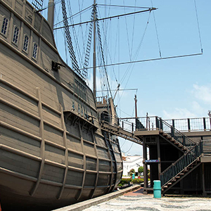 ポルトガルの交易船「フロール・デ・ラマール丸」を復元した帆船博物館。資料室には見応えのある展示物が･･･