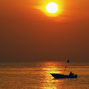 漁師と夕陽＠マラッカ海峡にて