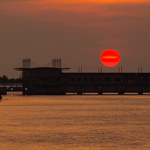 夏至の頃でも市内からマラッカ海峡に沈む夕陽を狙える撮影ポイント