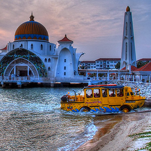 マラッカ海峡に沈む夕日をダックツアーで見学しよう　Sunset over the Straits of Malacca by Duck Tour.
