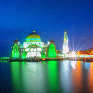 マジックアワーのマラッカ水上モスク　The night view of a Malacca Straits Mosque.