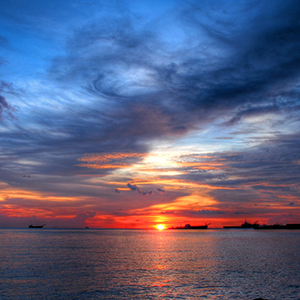 マラッカ海峡に沈む一期一会の夕陽の色彩