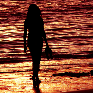 夕暮れ前の海風と夕陽と女の子