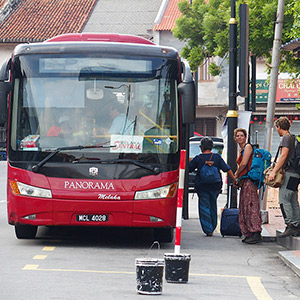 旧市街からマラッカセントラルへ向かうバス停　Bus stop to the Melaka Sentral terminal @ "Jalan Kubu"