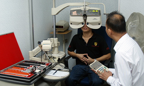 視力検査。最新式の測定です