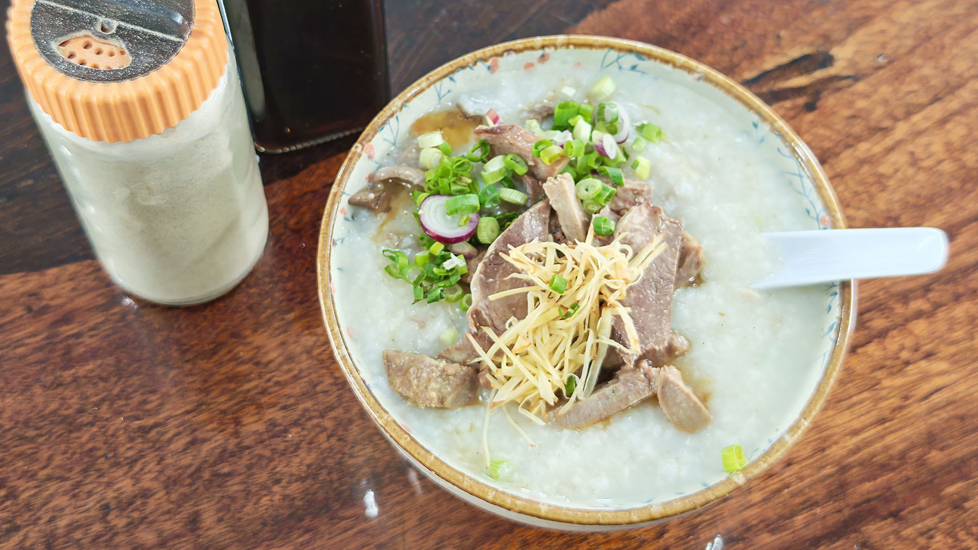 お粥さんの老舗 万记猪杂粥大王 Wan Ji Porridge