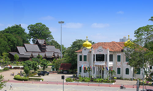 左から王宮博物館と独立記念館
