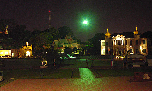 独立記念広場の夜景。左の丘の上は、セントポール教会。その右下はサンチャゴ砦（ファモサ要塞）、その右マラッカ王宮博物館、そして右端の建物は独立記念博物館。すべて一般に公開されています。マラッカを訪ねる方はぜひ足を運びたい観光スポットです