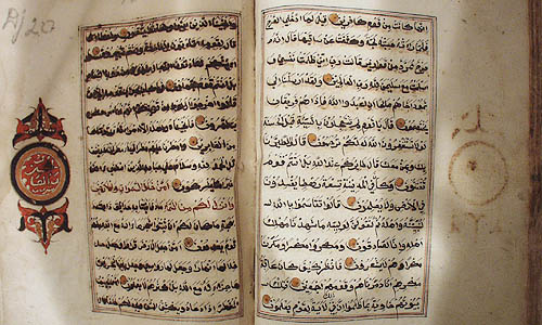 マレー王室に関する書物はアラビア語で書かれている。写真はマラッカスタダイス博物館に展示されている写本