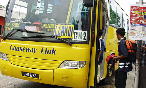 乗客が集まったら出発するシステム。写真のバスはコーズウエー・リンクという会社の定期バス