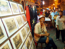 マラッカの風景画や昔の地図、オリジナルTシャツを売る男　その名は「ババ」