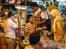 イスラム教徒もチャイナタウンでお買い物