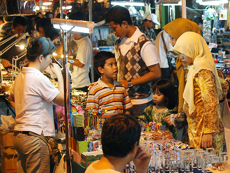 イスラム教徒もチャイナタウンでお買い物