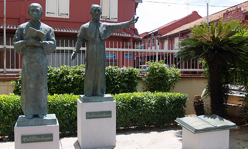 鹿児島の２つの協会が寄贈した「やじろう」の石像
